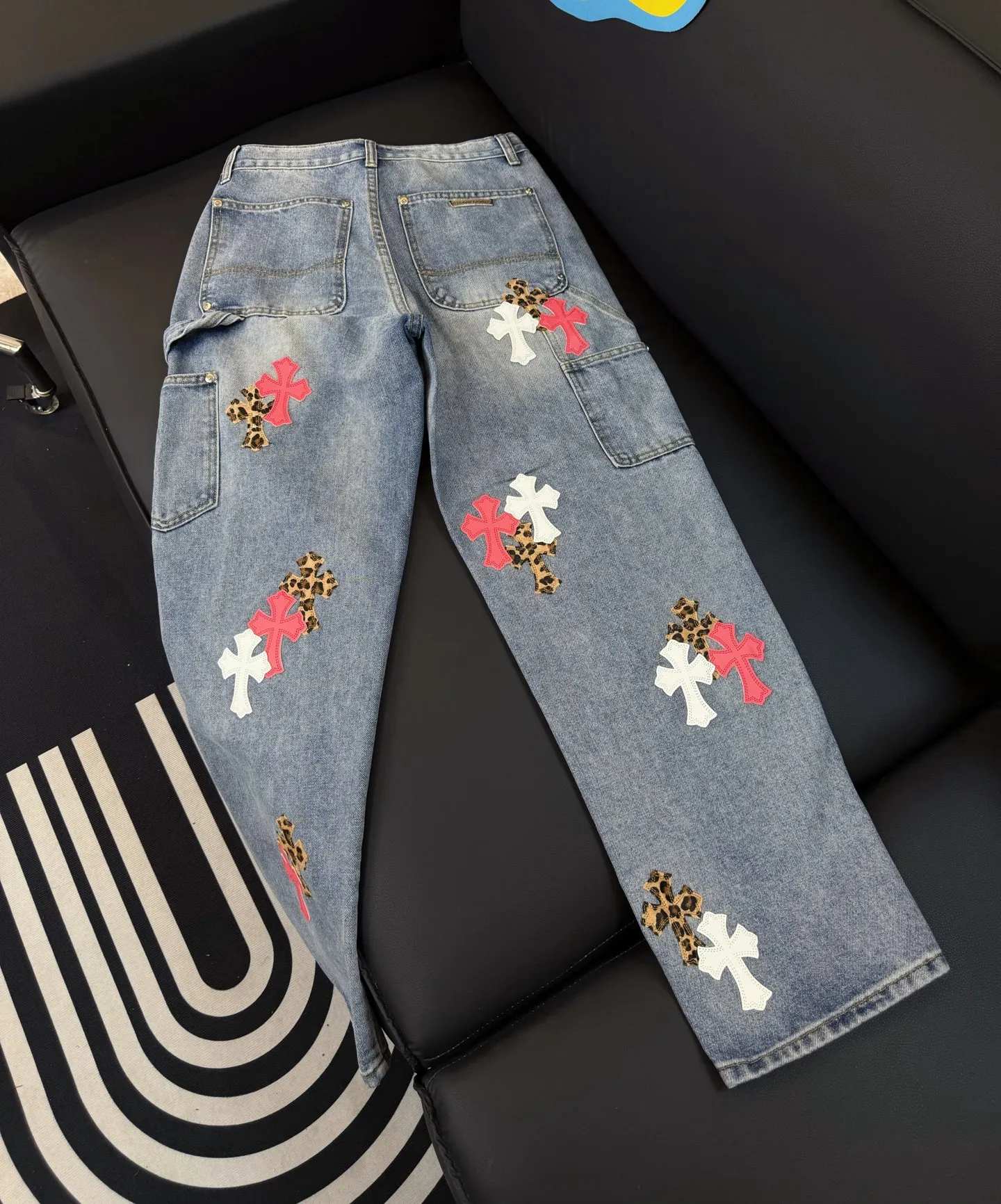 P280 Style number: D314 Chrome Hearts Chrome Hearts workwear pink leopard print washed blue jeans Size: s-XXL (28 30 32 34 36) Color: washed blue Size reference 28 pants length 100 waist 72 30 pants length 101 waist 76 32 pants length 103 waist 80 34 pants length 104 waist 84 36 pants length 106 waist 88
